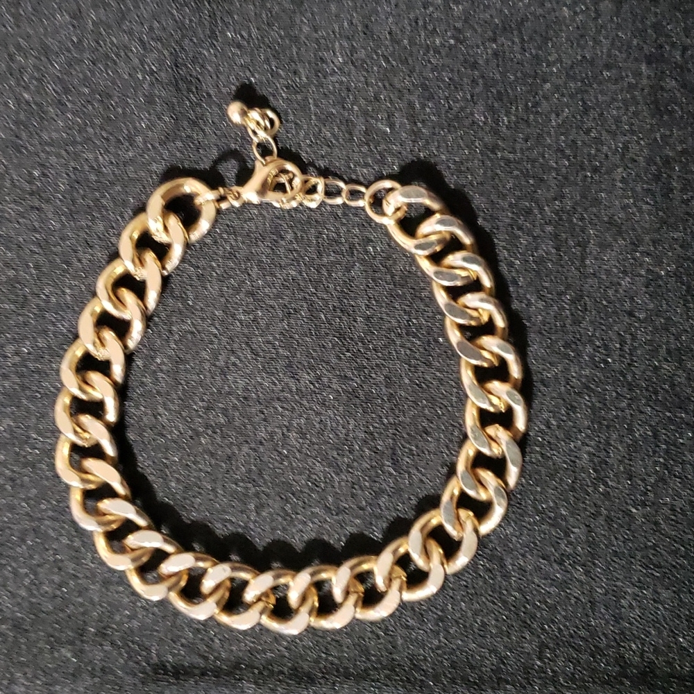*9" Gold Tone Large Link Bracelet